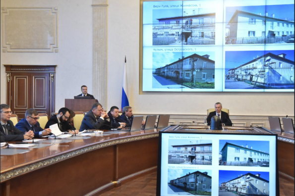 Губернатор Андрей Травников поручил довести собираемость взносов на капремонт многоквартирных домов до 100%  