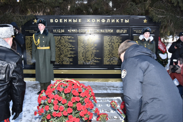 Губернатор Андрей Травников почтил память солдат и офицеров, павших при исполнении воинского долга