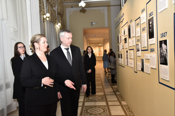 Андрей Травников принял участие в открытии выставки, посвященной легендарному российскому спектаклю «Синяя птица»