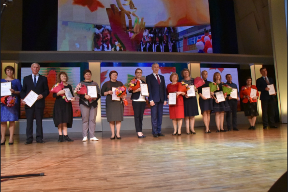 В День учителя Губернатор Андрей Травников вручил награды лучшим новосибирским педагогам по итогам 2018 года