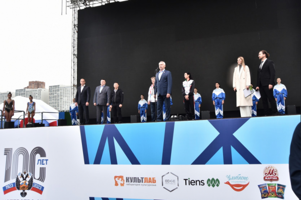 Губернатор Андрей Травников поздравил жителей региона с Днем физкультурника