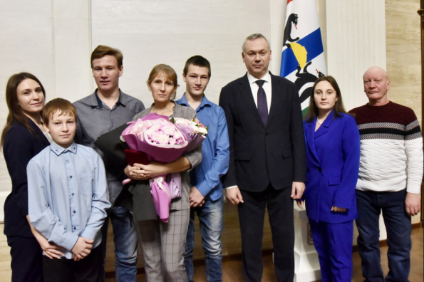 Многодетным мамам Новосибирской области вручили знак отличия «За материнскую доблесть»
