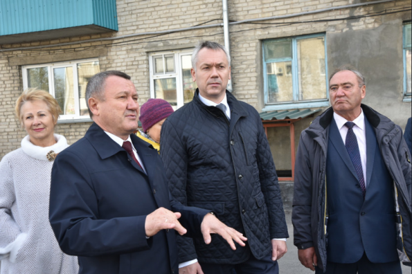 Губернатор проконтролировал ход реализации национального проекта «Жильё и городская среда» в Карасукском районе