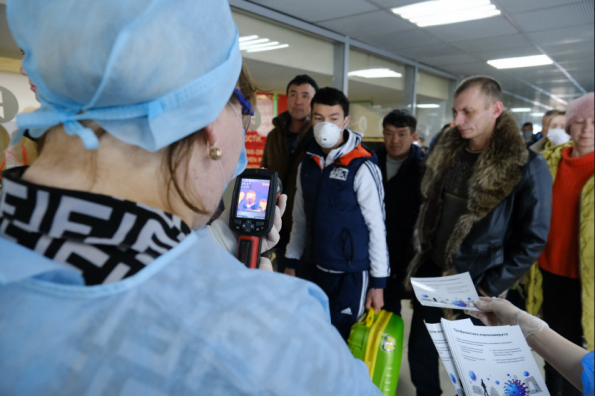 Волонтеры, эпидемиологи и фельдшеры круглосуточно обследуют прилетающих в Новосибирскую область