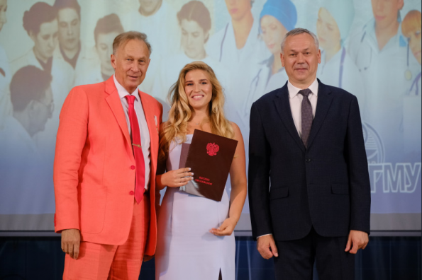 Губернатор Андрей Травников вручил дипломы выпускникам-отличникам НГМУ