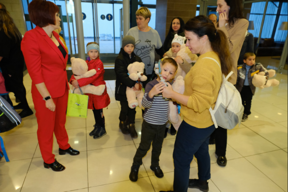 Новосибирская область приняла первую группу детей из ЛНР для передачи в приёмные семьи