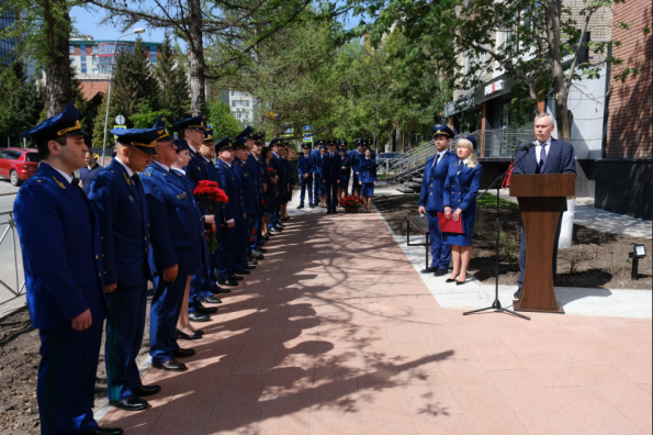 Правда и Закон: В честь прокуроров России открыли памятную стелу в центре Новосибирска