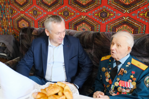 Андрей Травников поздравил с юбилеем Героя Советского Союза Александра Анцупова