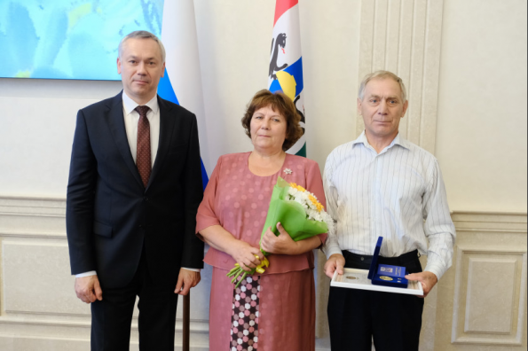 Андрей Травников наградил самые крепкие супружеские пары медалями «За любовь и верность»