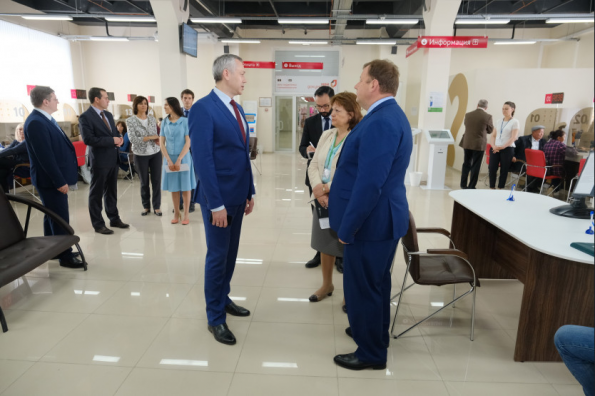 убернатор Андрей Травников проверил работу нового МФЦ в Кировском районе Новосибирска