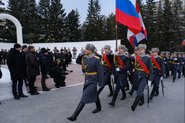 Губернатор Андрей Травников принял участие в церемонии открытия бюстов на Аллее Героев в НВВКУ