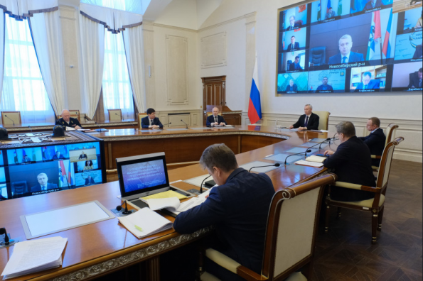 Губернатор поручил усилить работу по очистке тротуаров ото льда