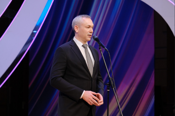 Губернатор Андрей Травников поздравил жительниц Новосибирской области с Международным женским днем