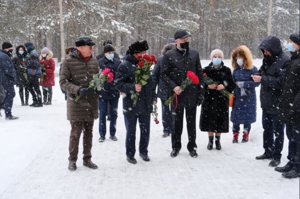 Губернатор в Михайлов день возложил цветы к памятнику основателю Академгородка Михаилу Лаврентьеву