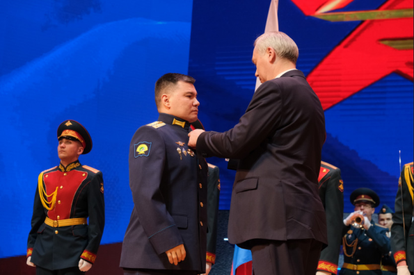 Звезда Героя, Орден Мужества и другие награды: Андрей Травников поздравил жителей Новосибирской области с Днём Защитника Отечества