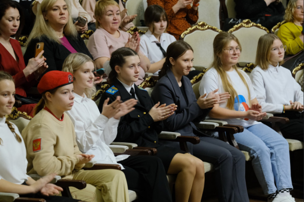 Андрей Травников в День Конституции вручил паспорта юным новосибирцам