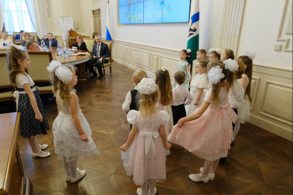 Губернатор Андрей Травников принял участие в работе экспертной площадки «Десятилетие детства глазами детей»