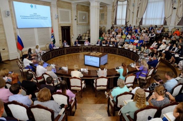 «Герои из нашего села»: Андрей Травников поддержал новый воспитательный патриотический проект