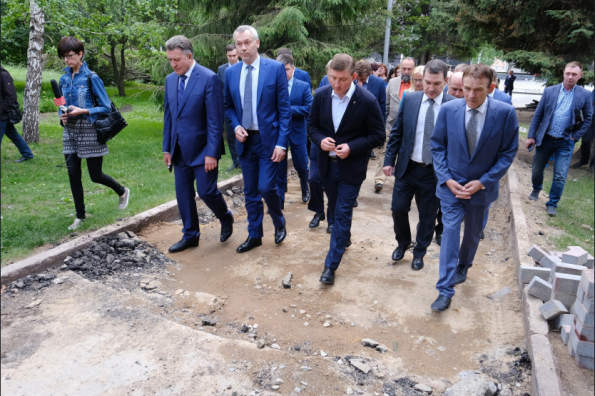 Губернатор Андрей Травников проконтролировал ход реконструкции территории Монумента Славы