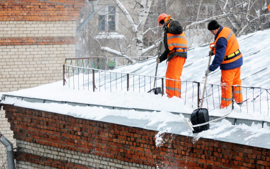Школы, детсады и соцучреждения региона чистят от снега в режиме нон-стоп