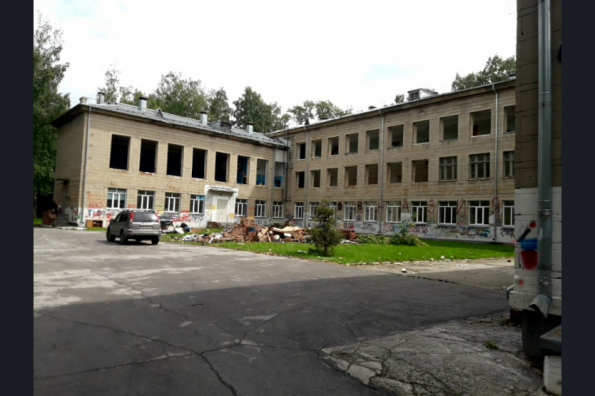 Министр строительства Новосибирской области Иван Шмидт дал старт сносу старого здания гимназии №3 в Академгородке