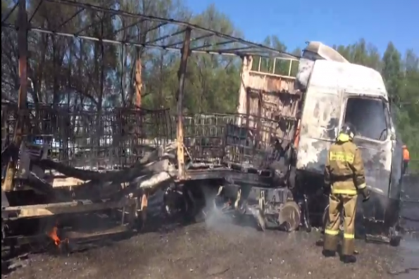 Федеральную трассу в Новосибирской области перекрыли из-за горящей фуры