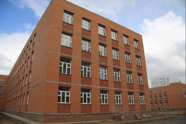 Под контролем регионального минстроя завершается строительство школы в Новосибирске