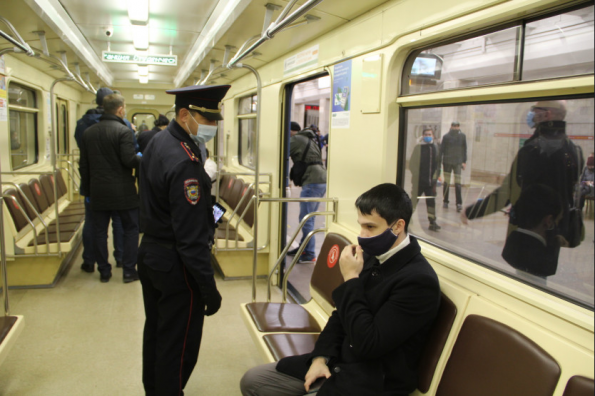 С 366 пассажирами метро в октябре побеседовал минтранс региона о важности соблюдения масочного режима 