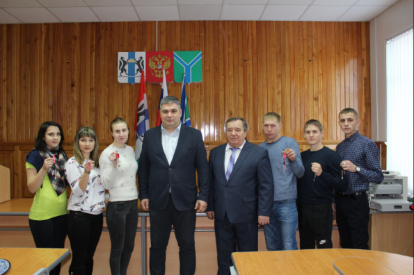 Ключи от новых квартир по областной программе вручены детям-сиротам в Усть-Таркском районе
