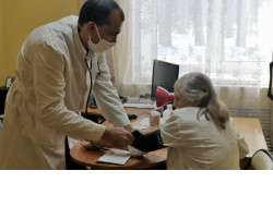 Медицинские специалисты проводят выездные осмотры пожилых людей в Новосибирской области