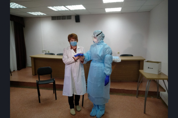 Запас защитных костюмов для медиков в Новосибирской области регулярно пополняется