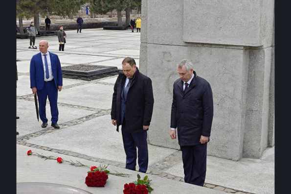 Премьер-министр Республики Беларусь Роман Головченко и Губернатор Новосибирской области Андрей Травников возложили цветы к Вечному огню на Монументе Славы