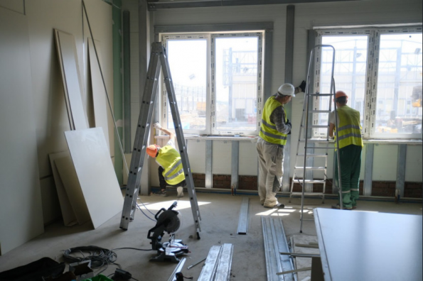 Благоустройство и отделка: строители новой инфекционной больницы отчитались о проведении работ на объекте