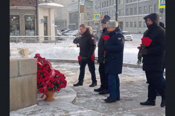 В Новосибирской области возложили цветы к бюсту Героя в День Героев Отечества