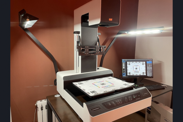 Подарок к 100-летию: по поручению Губернатора маслянинская модельная библиотека получила специализированный сканер для оцифровки редких книг