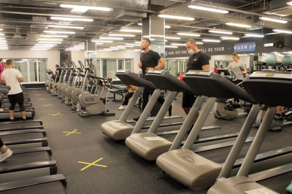 Проверки минпромторга заставили фитнес-центры раздвинуть тренажеры для соблюдения социальной дистанции