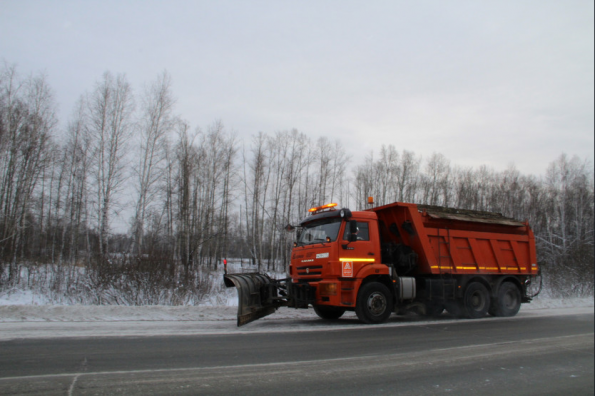 Плуги и щетки используются в регионе для уборки областных автодорог от снега