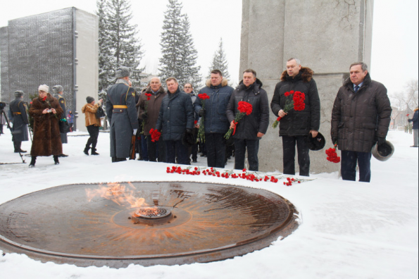 В День Неизвестного Солдата Андрей Травников возложил цветы к Вечному огню на Монументе Славы