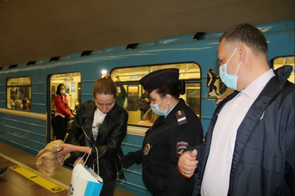Женщин без масок выгнали из метро: более двухсот нарушителей масочного режима в общественном транспорте ожидают наказания