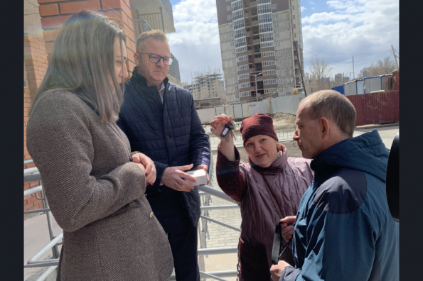 Дольщики десятилетнего долгостроя в микрорайоне «Закаменский» получили ключи от долгожданных квартир