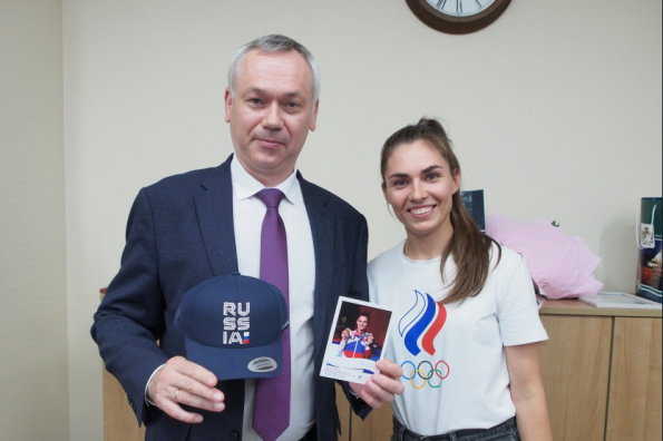 Губернатор Андрей Травников поздравил чемпионку XXXII летних Олимпийских игр Софию Позднякову
