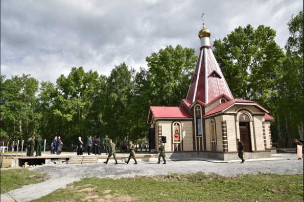Андрей Травников поздравил жителей и военнослужащих посёлка Гвардейский с освящением часовни