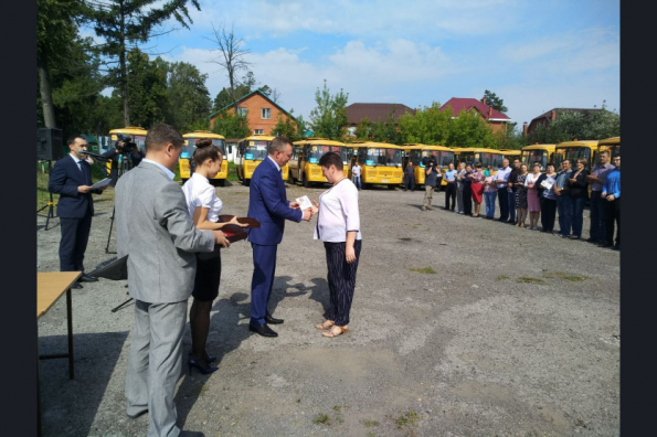 Новые школьные автобусы отправились в районы Новосибирской области