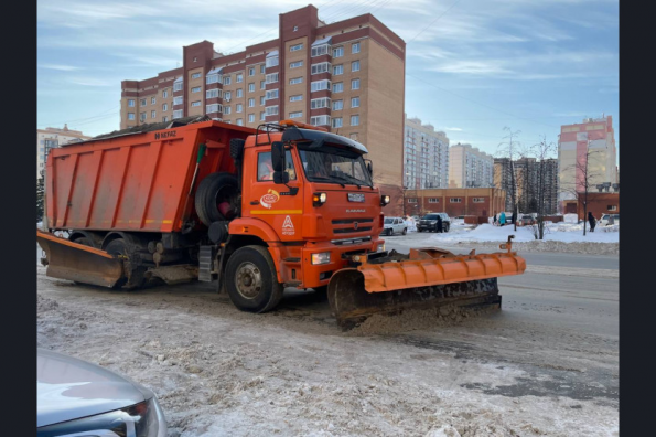 Областная техника вышла на уборку снега с дорог Новосибирска