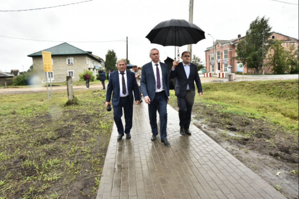 Андрей Травников проконтролировал ход дорожного ремонта в районах области