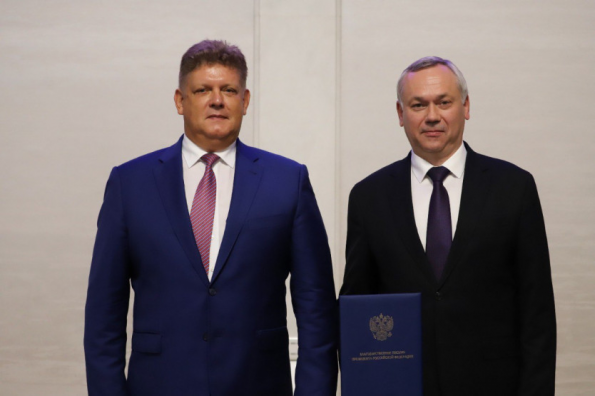 Андрей Травников вручил государственные и региональные награды в рамках празднования Дня Государственного флага России