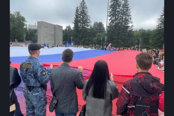 В Новосибирской области развернули огромный триколор в День Государственного флага РФ