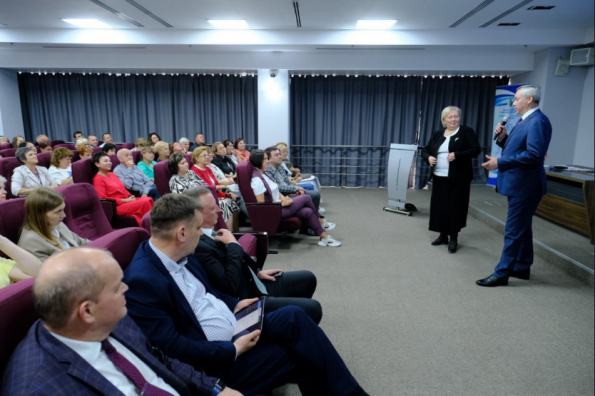 Андрей Травников принял участие в III Съезде председателей первичных профсоюзных организаций образовательных учреждений региона