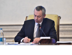 Губернатор Андрей Травников подписал постановление, отменяющее ограничения в работе МФЦ