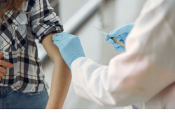 Новосибирцев призывают активно вакцинироваться перед началом сезона летних отпусков